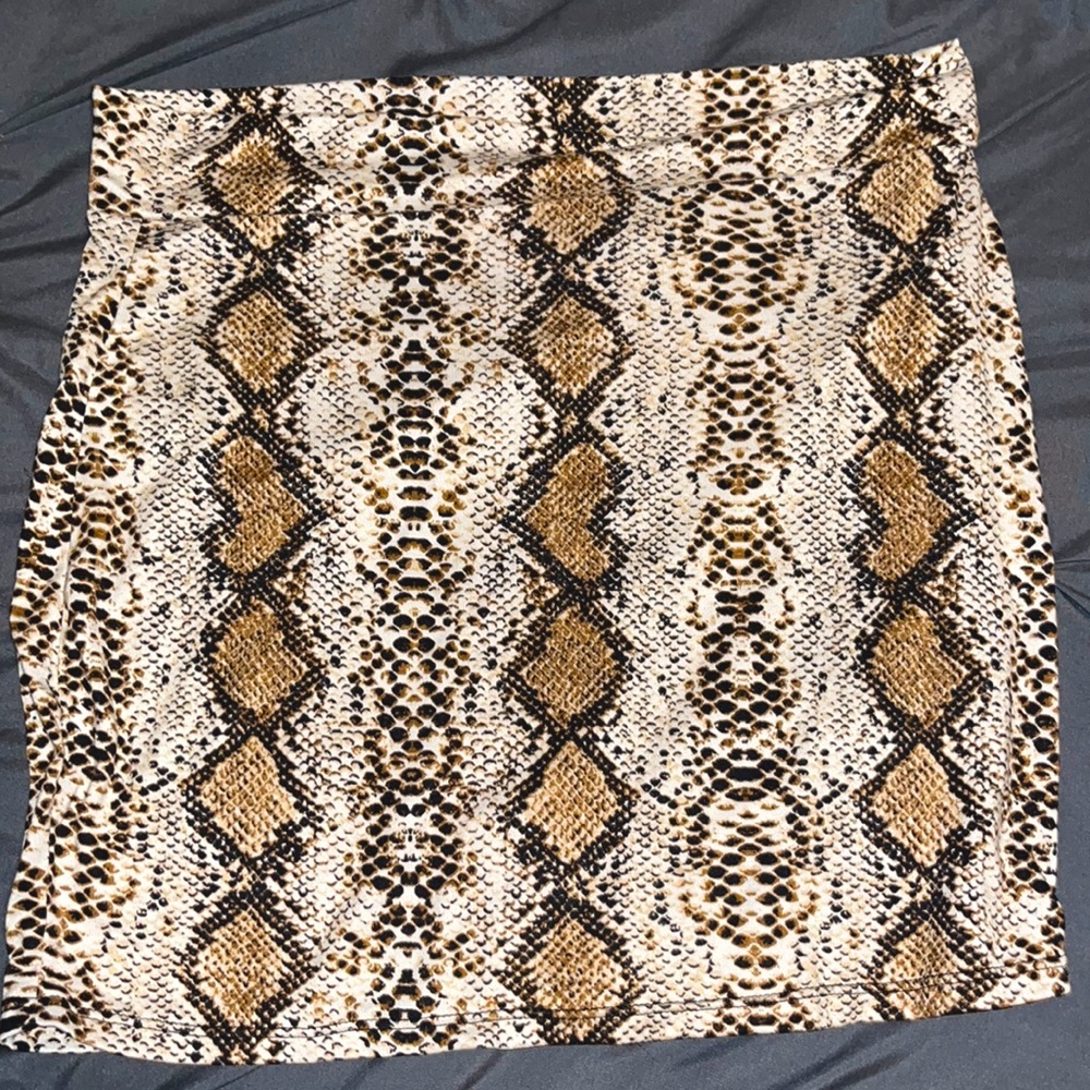 Fashion nova stretchy snakeskin skirt